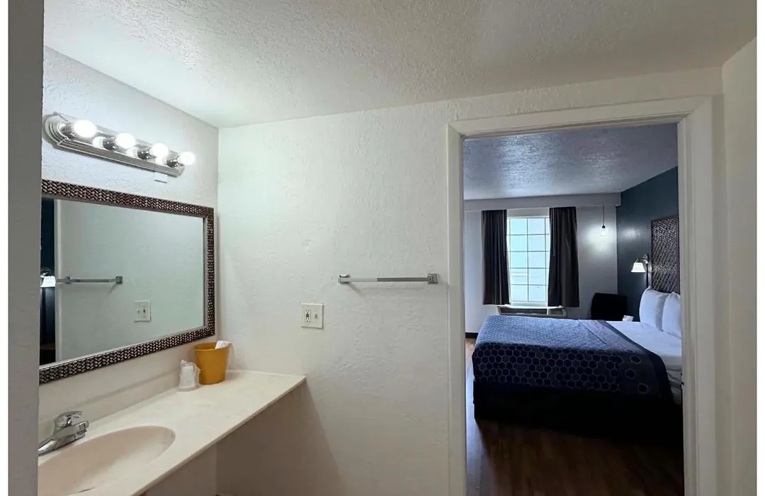 Econo Lodge Airport - Rj Stadium-1